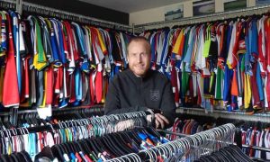 Arjan Wijngaard và “bảo tàng” 3,000 áo đấu bóng đá_695b5824bcdec.jpeg