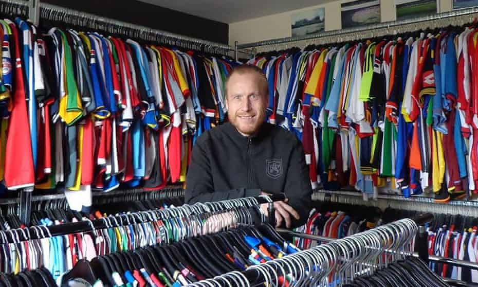 Arjan Wijngaard và “bảo tàng” 3,000 áo đấu bóng đá_695b5824bcdec.jpeg