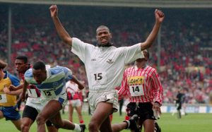 Bi hài John Williams: Từ bồn tắm khách sạn đến vinh quang Wembley_695b5406540ca.jpeg