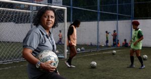 HLV huyền thoại Dilma Mendes: “Cảnh sát từng bắt tôi vì chơi bóng đá”_695b579037a07.jpeg