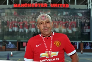 Huyền thoại CĐV Man Utd: Tình yêu bất tử và cuộc đời kỳ lạ_695b56169c579.webp