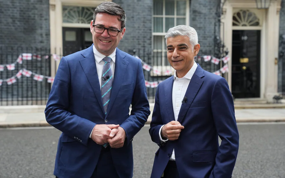 Kế hoạch 2 tỷ bảng cho Old Trafford và bài học từ những vụ án bi hài_695b590debaa6.webp