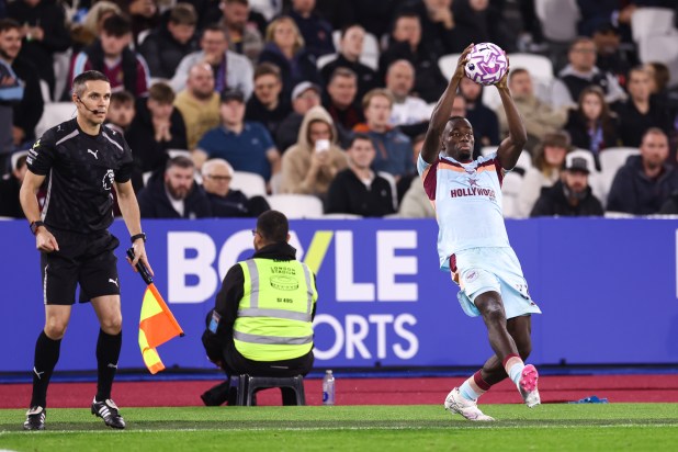 Ném biên xa tại Ngoại hạng Anh: Bí quyết tập luyện với bóng nặng_695b54cf7b620.jpeg