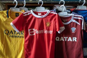 Ngành công nghiệp áo bóng đá giả: Lợi nhuận khủng và hiểm họa tiềm ẩn_695b58c48d490.jpeg