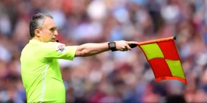 Quái kiệt trọng tài biên Darren Cann: Luyện mắt và vô cảm trước fan_695b53ff9a30e.webp