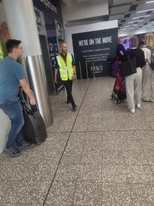 Từ HLV Championship đến nhân viên sân bay: Câu chuyện truyền cảm hứng của Luke Williams_695b59a687945.jpeg