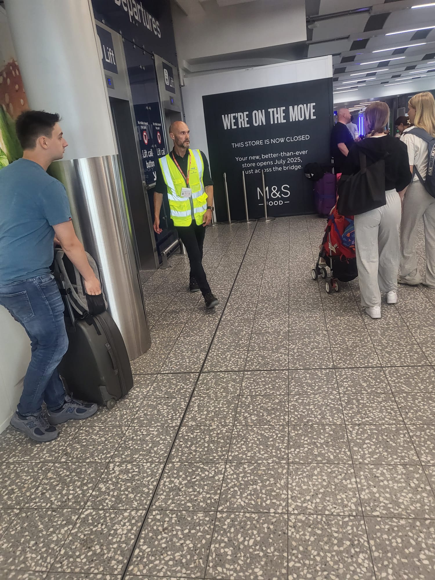 Từ HLV Championship đến nhân viên sân bay: Câu chuyện truyền cảm hứng của Luke Williams_695b59a687945.jpeg