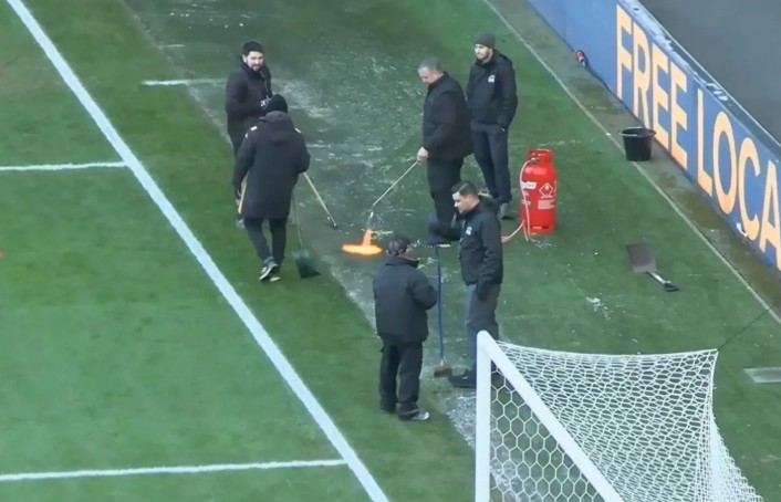 Góc khuất vụ Hull City dùng đèn khò sấy sân_698ae90d46835.jpeg